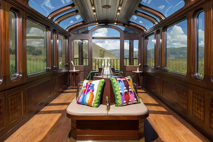 Tren PeruRail Vistadome Observatory a Machu Picchu con vagón al aire libre