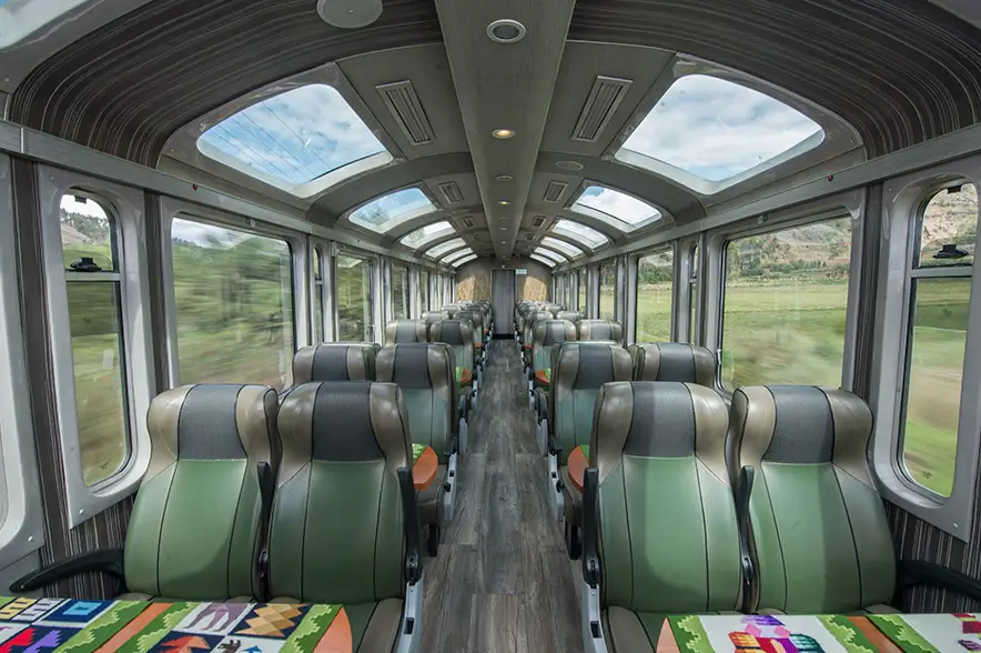 Tren PeruRail Vistadome a Machu Picchu con ventanas panorámicas
