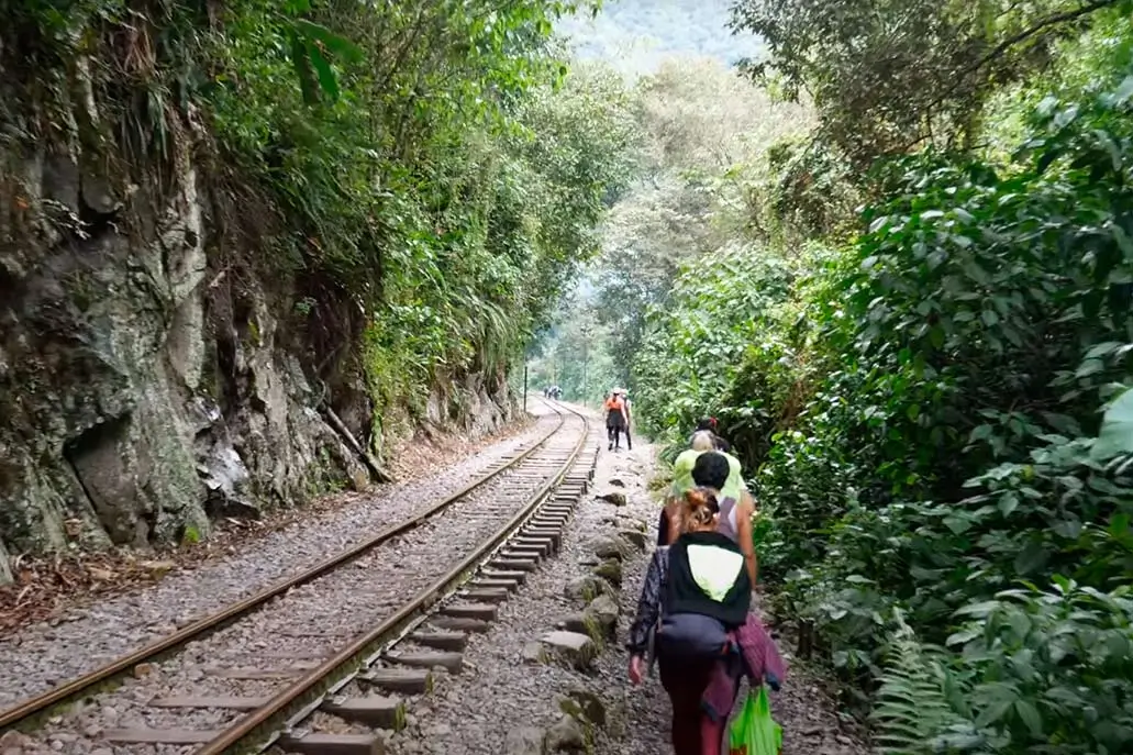 Camino a Aguas Calientes por la ruta de la Hidroeléctrica en Cusco, Perú