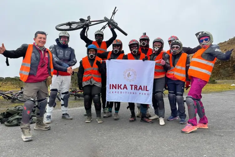 Grupo de ciclismo do Inka Jungle em Abra Málaga, Peru.