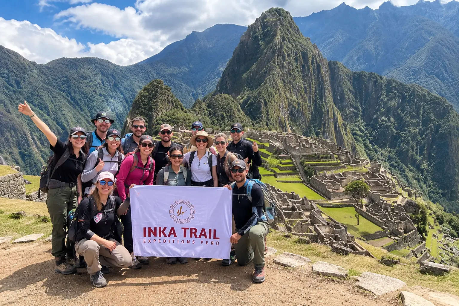 Viajantes em Machu Picchu após o Inka Jungle Trek.