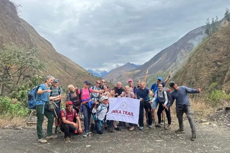 Viajantes caminhando pela antiga Trilha Inca até Santa Teresa durante o Inka Jungle Trek.