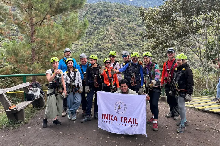 Viajantes se preparando para o zipline durante o Inka Jungle Trek.