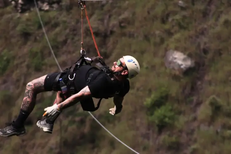 Viajantes aproveitando o zipline durante o Inka Jungle Trek até Machu Picchu.